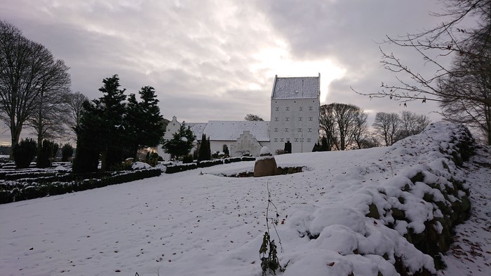 Snødekt landskab med slot og træer