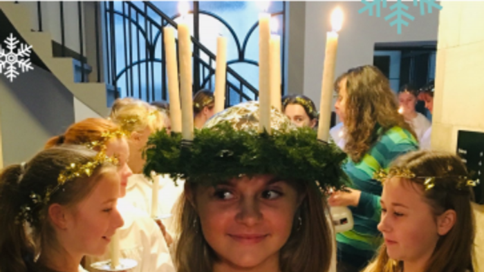 Aarhus Pige- og Juniorkantori gør klar til luciaoptog i Skt. Lukas Kirke.