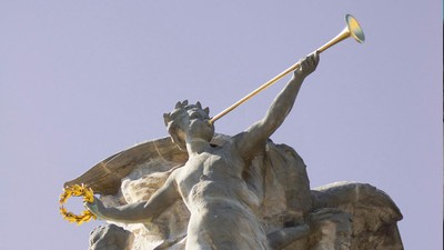 Steinerner Engel mit goldener Posaune