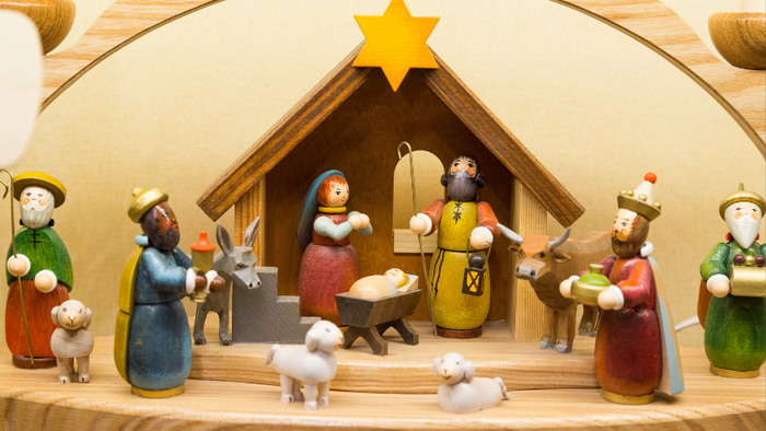 Die Szene zeigt eine Krippe mit verschiedenen Figuren und Tieren.