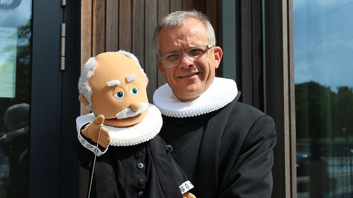 Præst med bugtalerdukke