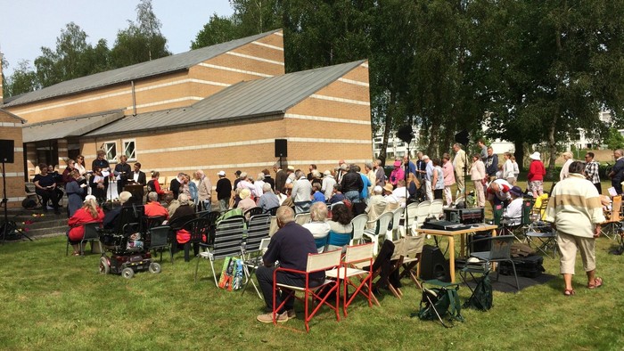 Plænen bag Egedal Kirke, en stor folkemængde