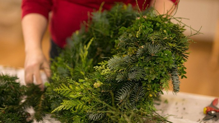 Person macht einen Weihnachtsstrauß