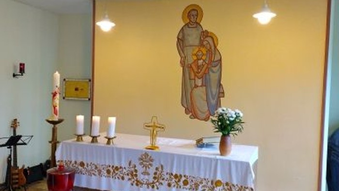 Ein Altar in einer Kirche mit einer Darstellung der Jungfrau Maria und Jesus.