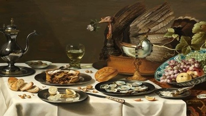 En festligt stilleben med mad, drikkevarer og dekorationer på en bord.