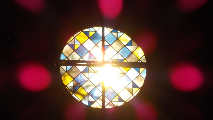 Buntes Kirchenfenster mit Sonnenlicht