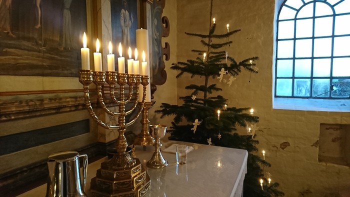 Alteret i Ho kirke med juletræ i baggrunden