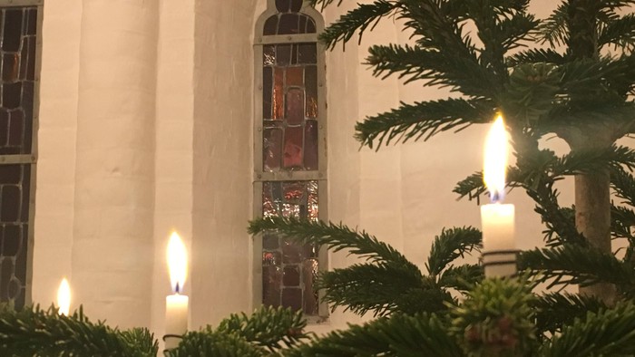 Mosaikken bagved juletræet