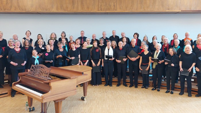 Das Bild zeigt den düsselChor nach einem Konzert.