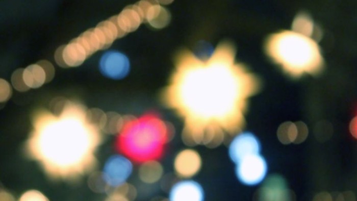 Bunte, verschwommene Lichter im Dunkeln
