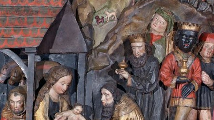 Ein religiöses Kunstwerk mit mehreren Figuren und Gebäuden im Hintergrund