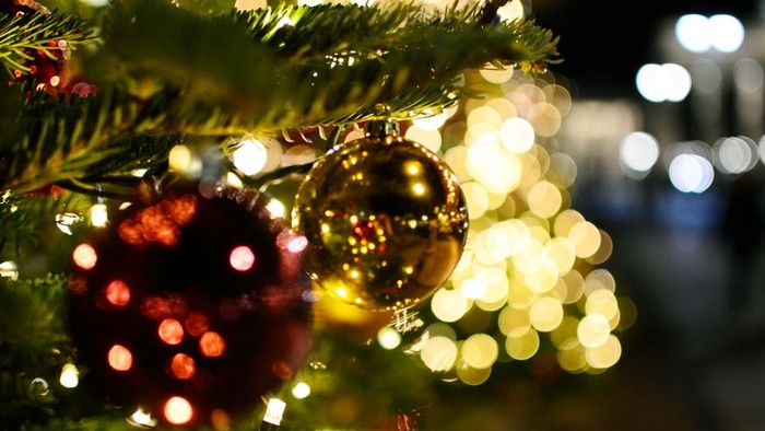 Ein Weihnachtsbaum mit goldenen Kugeln und bunten Lichtern