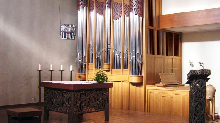 Ein Kircheninneres mit Altar, Kanzel und Orgel