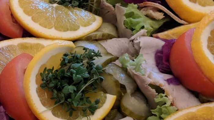 En salat med citron, tomater og grønne urter