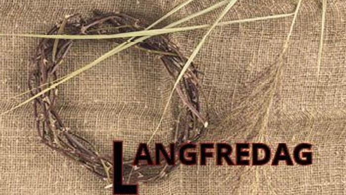 En lille krans af grønne stængler på en burlap baggrund med