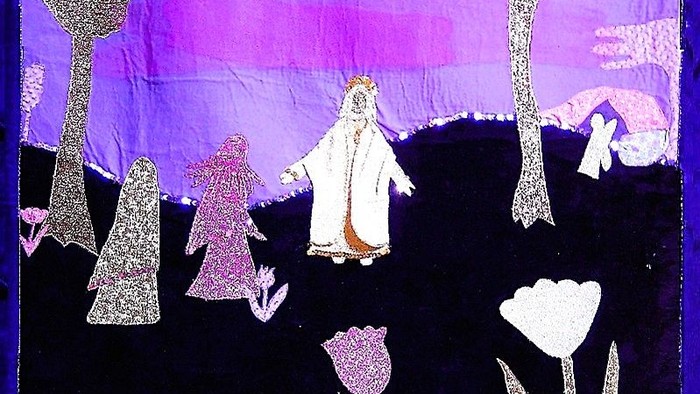 Farverigt kunstværk med en kvinde i hvidt og forskellige former og farver omkring hende