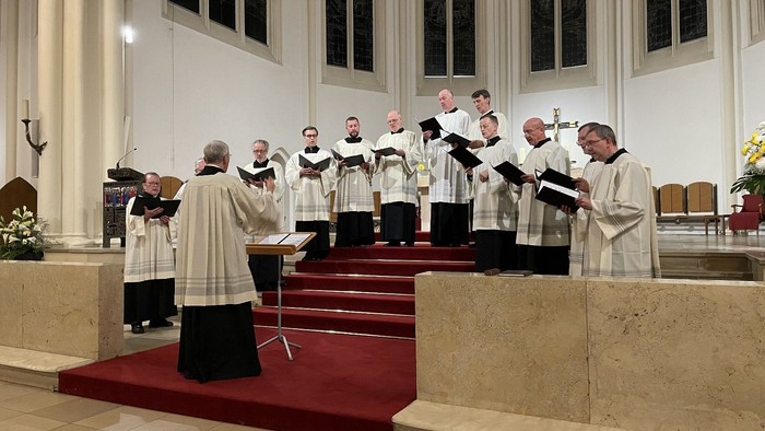 Ein Kirchenchor singt in einer Kirche