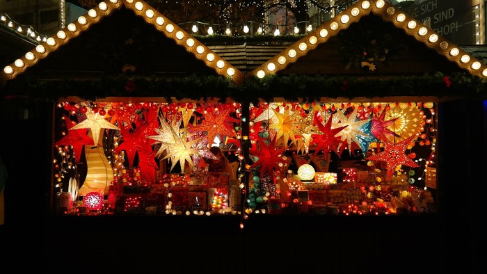 Weihnachtlicher Marktstand mit bunten Lichtern und Dekorationen