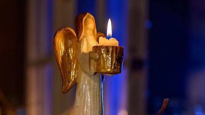 Engelskerze vor Haus bei Nacht