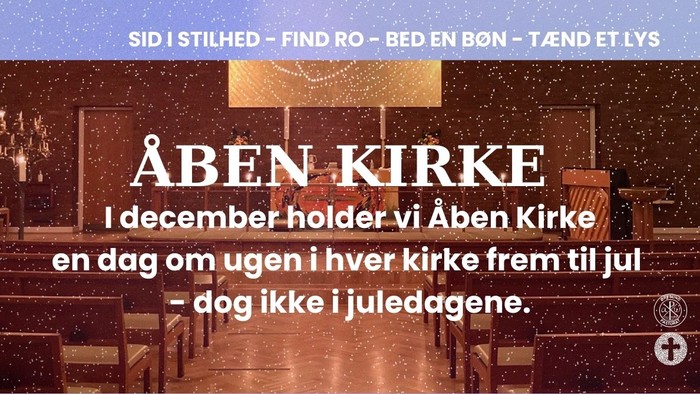 Kirkeinteriør med dansk tekst om julegudstjeneste