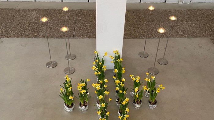 Alter med blomster og krucifix