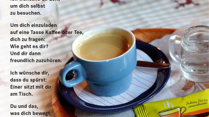 Im November genießt man eine Tasse Kaffee oder Tee, um sich zu entspannen und den Moment zu genießen.