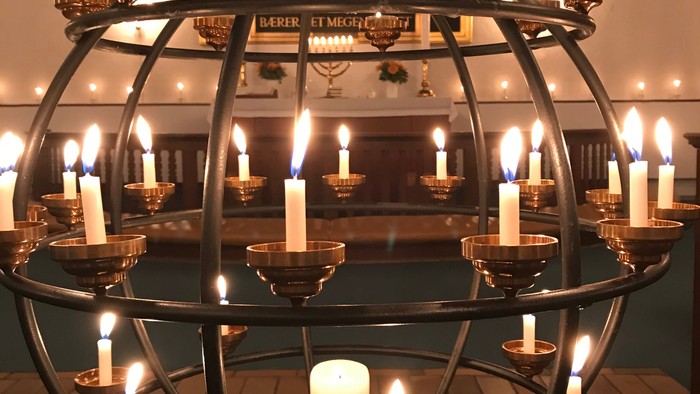 En stor kuglelygte med mange lysede lys.