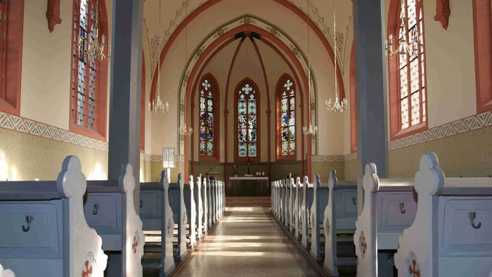 Innenraum der Steinheimer Kirche mit Blick auf den Altar
