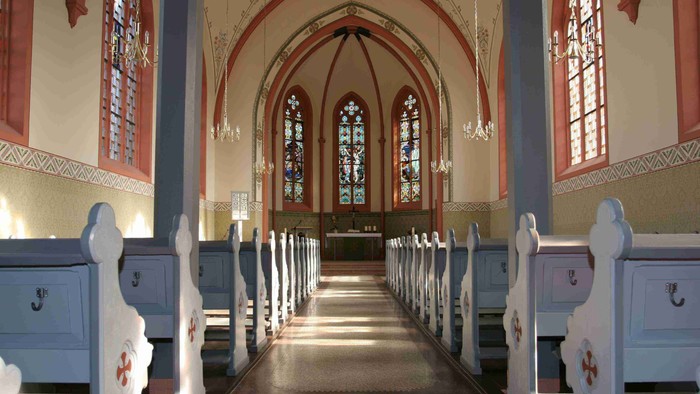 Innenraum der Steinheimer Kirche mit Blick auf den Altar