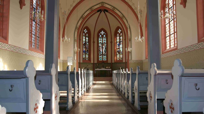 Innenraum der Steinheimer Kirche mit Blick auf den Altar