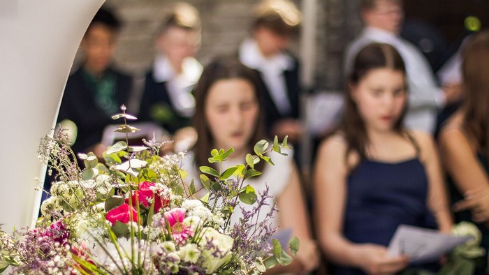 Eine Hochzeitsgesellschaft mit Braut und Blumenstrauß