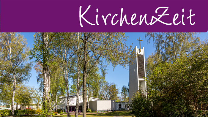 Bild zeigt Kirche in ländlicher Umgebung mit hohem Turm und Bäumen