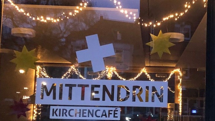 Gemütliches Café mit Weihnachtsdekoration und Schildern