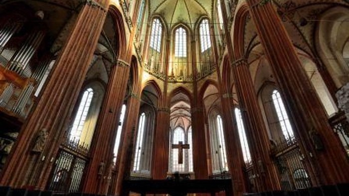 Großartige Kathedrale mit hohen Säulen und bogenförmigen Fenstern.
