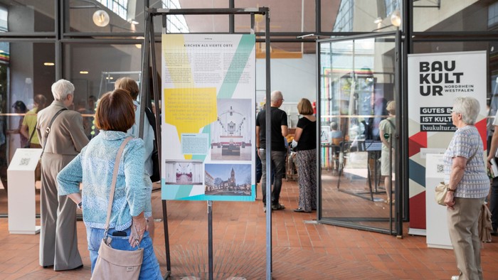 Ausstellung „Kirchen als Vierte Orte – Perspektiven des Wandels“, hier in der Heilig-Geist-Kirche, Essen.