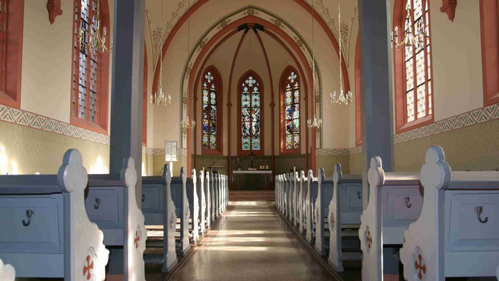 Innenraum der Steinheimer Kirche mit Blick auf den Altar