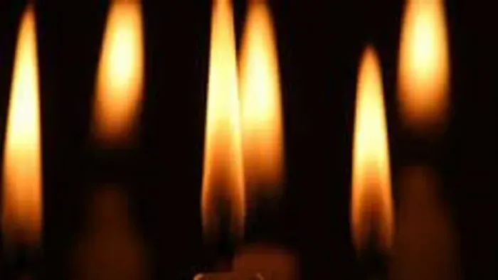 Fireflammer på sort baggrund