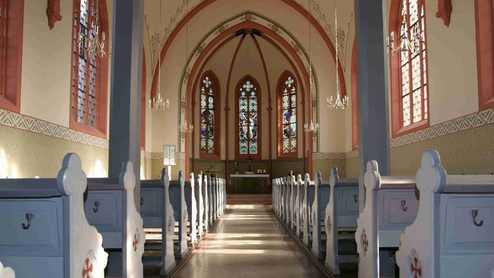 Innenraum der Steinheimer Kirche mit Blick auf den Altar