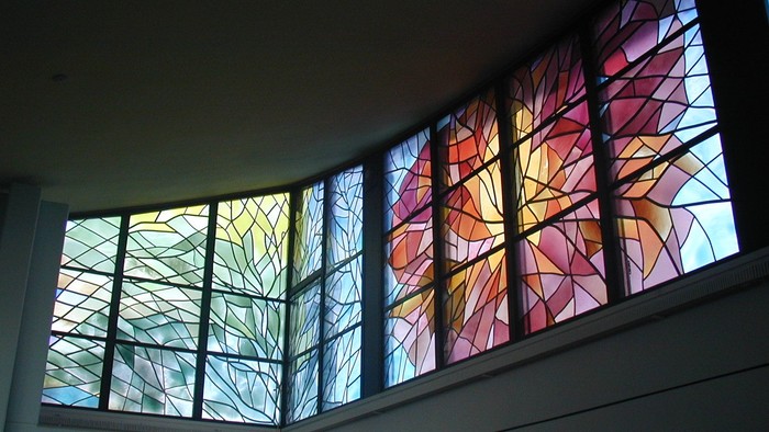 Farverige glassvinduer i bueform