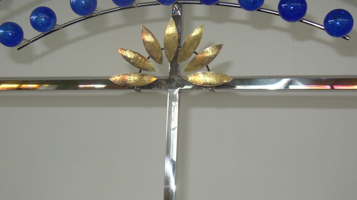 Blå kugler og guldblomst på hvide vægge