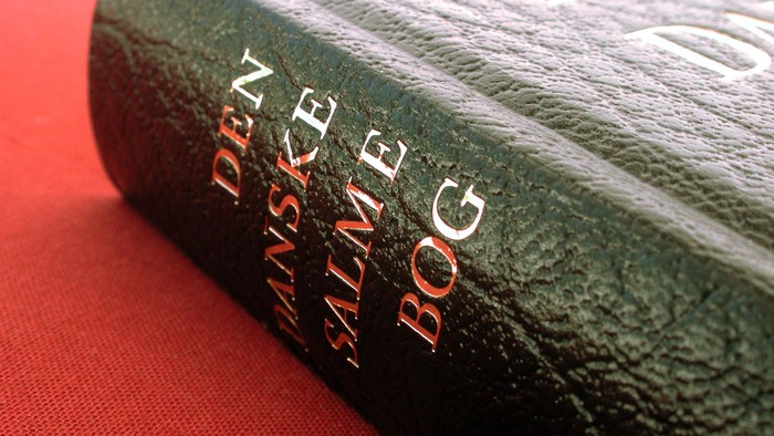 Grøn bog med guldtrykket titel på røde og hvide bogstaver