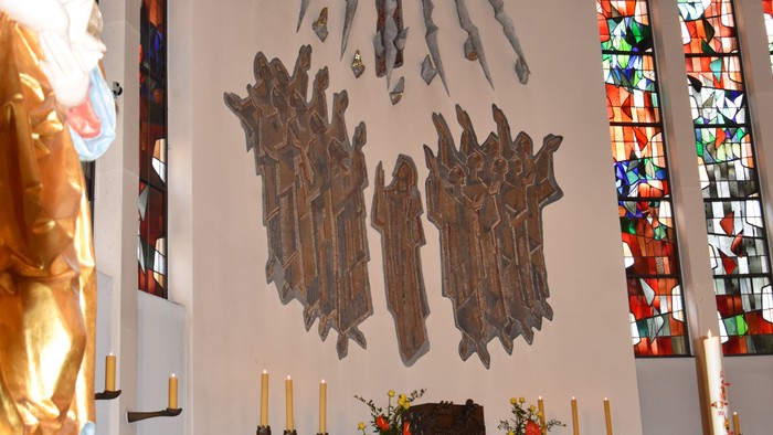 In der Kirche hängen zwei große Holzskulpturen über dem Altar.