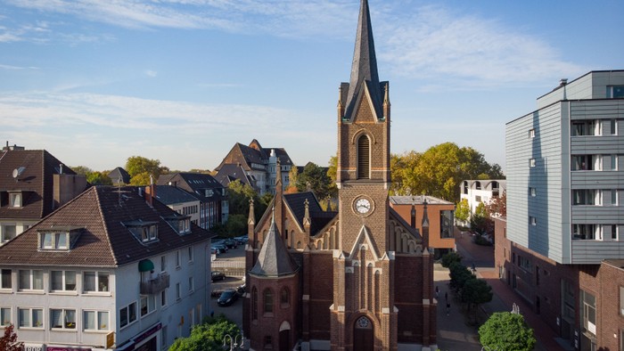 Die abgebildete Kirche ist die Evangelische Martinskirche Bottrop, die Kirche ist ein markantes Gebäude mit einem hohem Turm und einer Uhr