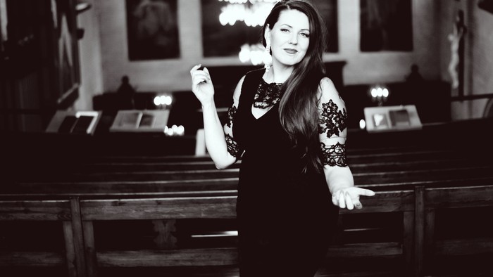 Foto af Linda Andrews i en kirke