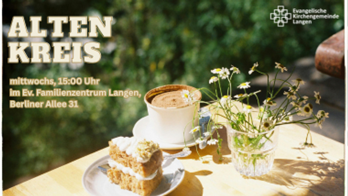 Ein Tisch mit Kuchen, Tee und Blumen, im Hintergrund ein Plakat mit Veranstaltungshinweis