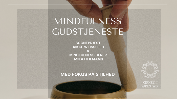 En hånd, der hælder sand i et timeglas under en mindfulness-gudstjeneste med titlen *