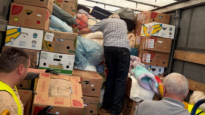 Hilfstransport wird am Kirchort Sankt Joseph beladen