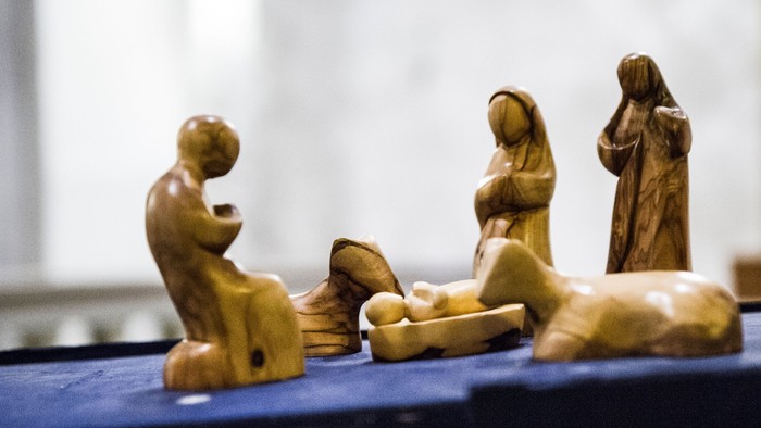 En lille nativity-scene med figurer på en blå underlag