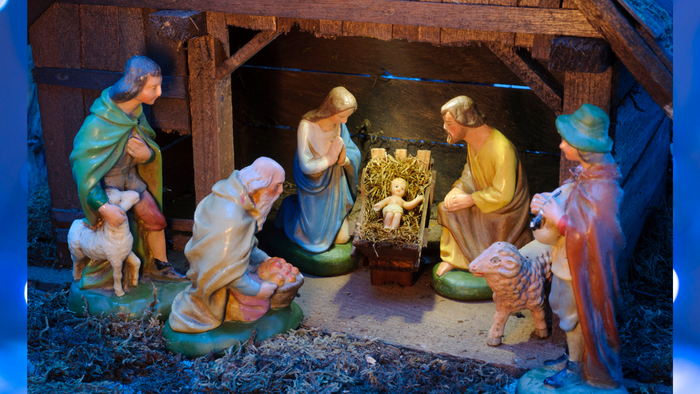 En julekryddesættet med Jesusbarnet, Maria, Josef og tre vise mænd.