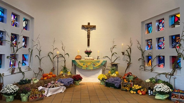 Ein Altar in einer Kirche mit Blumen, Kerzen und einem Kruzifix